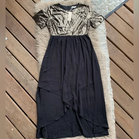 roolee dresses Lovella Ruffle MOM Dress by this casual modest womens dress pairs perfectly with sneakers Easy like a Sunday floral.